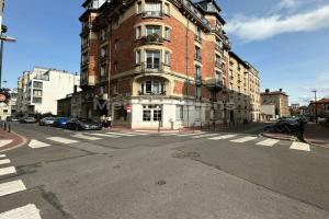 Picture of listing #325941195. Building for sale in Clamart