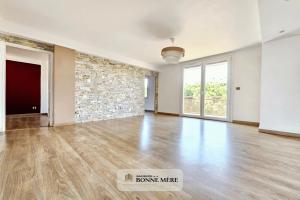 Picture of listing #329738859. Appartment for sale in Marseille