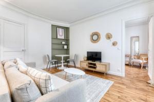 Picture of listing #329861984. Appartment for sale in Paris