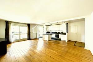 Picture of listing #330439345. Appartment for sale in Rueil-Malmaison