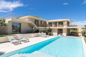 Picture of listing #330545769. House for sale in Saint-Tropez
